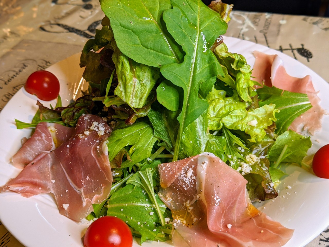 彩り野菜と生ハムのサラダ